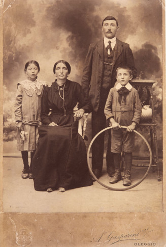 La famille Prandi à Oleggio en Italie vers 1920