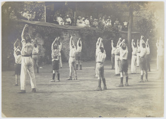Exercices de gymnastique dans un camp de réfugiés russes