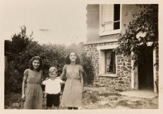 Portrait photographique noir et blanc d'Eugénie et d'Odette Bassakyros