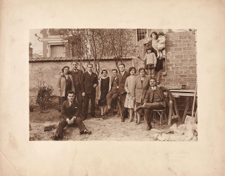 Portrait photographique noir et blanc de membres de la famille de Michel Bassakyros et Vassiliki Sarigiani