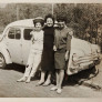 Portrait photographique noir et blanc sous forme de carte postale de Vassiliki, d'Eugénie et d'Odette Bassakyros.