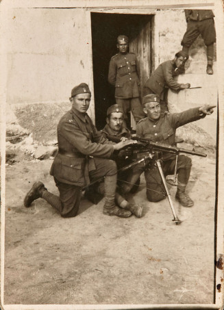 groupe de soldats grecs posant avec une mitraillette