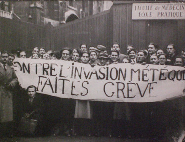 Contre l'invasion des métèques. Grèves des étudiants de médecine à Paris contre la concurrence étrangère, 1935, France Presse, Dazy © Musée national de l'histoire et des cultures de l'immigration, CNHI, Paris 