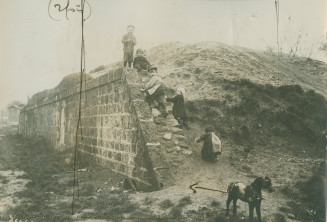 La zone. Enfants jouant sur les ouvrages de défense des fortifications.