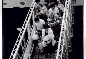 Photographie de Paul Almasy, Arrivée de rapatriés dans le port de Marseille, 1962