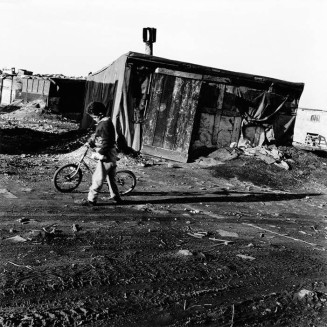 Bidonville de Nanterre, 1956. Photographie de Jean Pottier © Musée national de l'histoire et des cultures de l'immigration