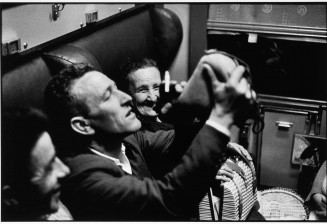 Photographie de Gérald Bloncourt. Immigré qui arrive du Portugal, transit à Hendaye, dans le train.