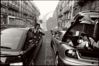 Communauté des Tamouls Sri Lankais en France. Photographie prise le soir de la finale de la coupe du monde de football, le 12 juillet 1998, après la victoire de l'équipe de France, Jean-Michel Delage