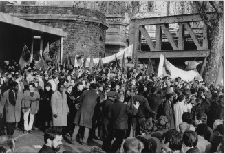 Photographie de Gérald Bloncourt des obsèques des cinq travailleurs africains asphyxiés dans un foyer à Aubervilliers qui se sont tenus à Paris le 10 janvier 1970