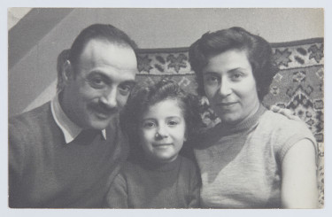Portrait de Fahrettin, Neriman et Gaye Petek en 1957 