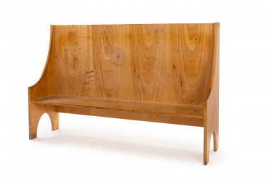 Banc en bois issu de la salle d'attente de étrangers du Tribunal de Grande instance de Bobigny
