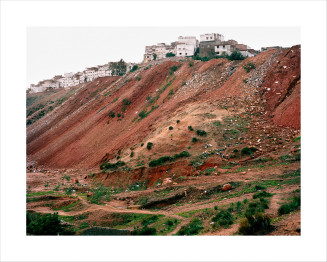 Laetitia Tura, Je suis pas mort, je suis là (titre de la série) : Camouflage II - Takadoum. Rabat, Maroc, 2009