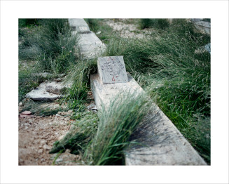 Laetitia Tura, Je suis pas mort, je suis là (titre de la série) : Tombes. Sousse, Tunisie, 2012