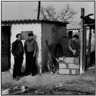 Le bidonville portugais de Champigny-sur-Marne, Paul Almasy, 1963 © Musée national de l'histoire et des cultures de l'immigration