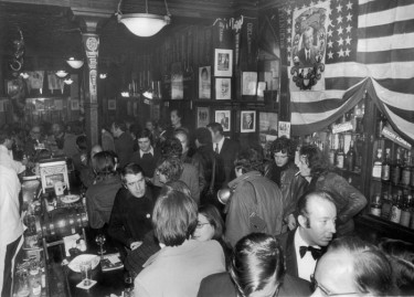 Americans from Paris gathered at Harry's bar for the American presidential election on November 8, 1972.© Keystone-France