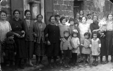 Passage Boise, La Plaine Saint-Denis, circa 1926. Itinerant photographer © Collection Natacha Lillo