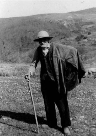Raffaello Corrieri garde les moutons aux Clauzels (Roussayrolles, Tarn), 1937. © CORDAE/La Talvera