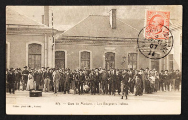 Immigrants italiens à la gare de Modane. Carte postale © Musée national de l'histoire et des cultures de l'immigration