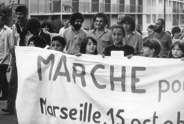 Photo du départ de la Marche à Marseille. En arrière plan, trois membres du pool media, de gauche à droite : Driss El Yazami (Sans frontière), Mogniss H. Abdallah (agence Im'media), et José Viera (EIF)