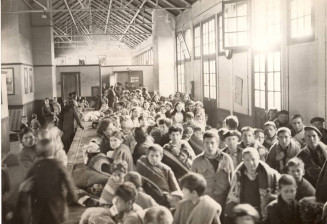 Retirada. Children waiting to be directed to a shelter