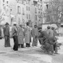 Marseille, scène de rue. Groupe d'Africains sur une place de la ville vers 1938