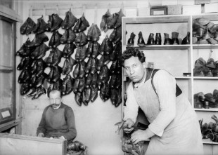 Un ancien député de la Douma, à l'époque de l’Empire russe, exilé à Paris et devenu cordonnier, 1930 © Albert Harlingue / Roger-Viollet