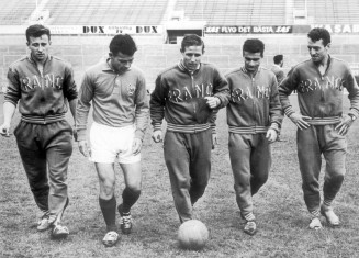 L'équipe de France de football, avant la demi-finale contre le Brésil en 1958. De gauche à droite Maryan Wisnieski, Just Fontaine, Raymond Kopa, Roger Piantoni et Jean Vincent © Keystone / Eyedea