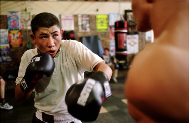 Entraînement de boxe entre un jeune Afghan ayant fui les Talibans et un jeune Tchétchène hébergés dans un centre pour jeunes demandeurs d’asile, Boissy-Saint-Léger, 2006 © Laurent Weyl/Musée national de l’histoire et des cultures de l’immigration, CNHI