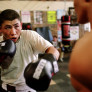 Entraînement de boxe entre un jeune Afghan ayant fui les Talibans et un jeune Tchétchène hébergés dans un centre pour jeunes demandeurs d’asile, Boissy-Saint-Léger, 2006 © Laurent Weyl/Musée national de l’histoire et des cultures de l’immigration, CNHI