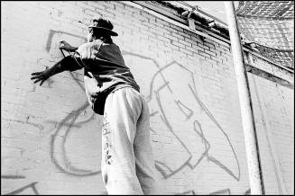 Photo d'un graffeur à Aubervilliers par Willy Vainqueur